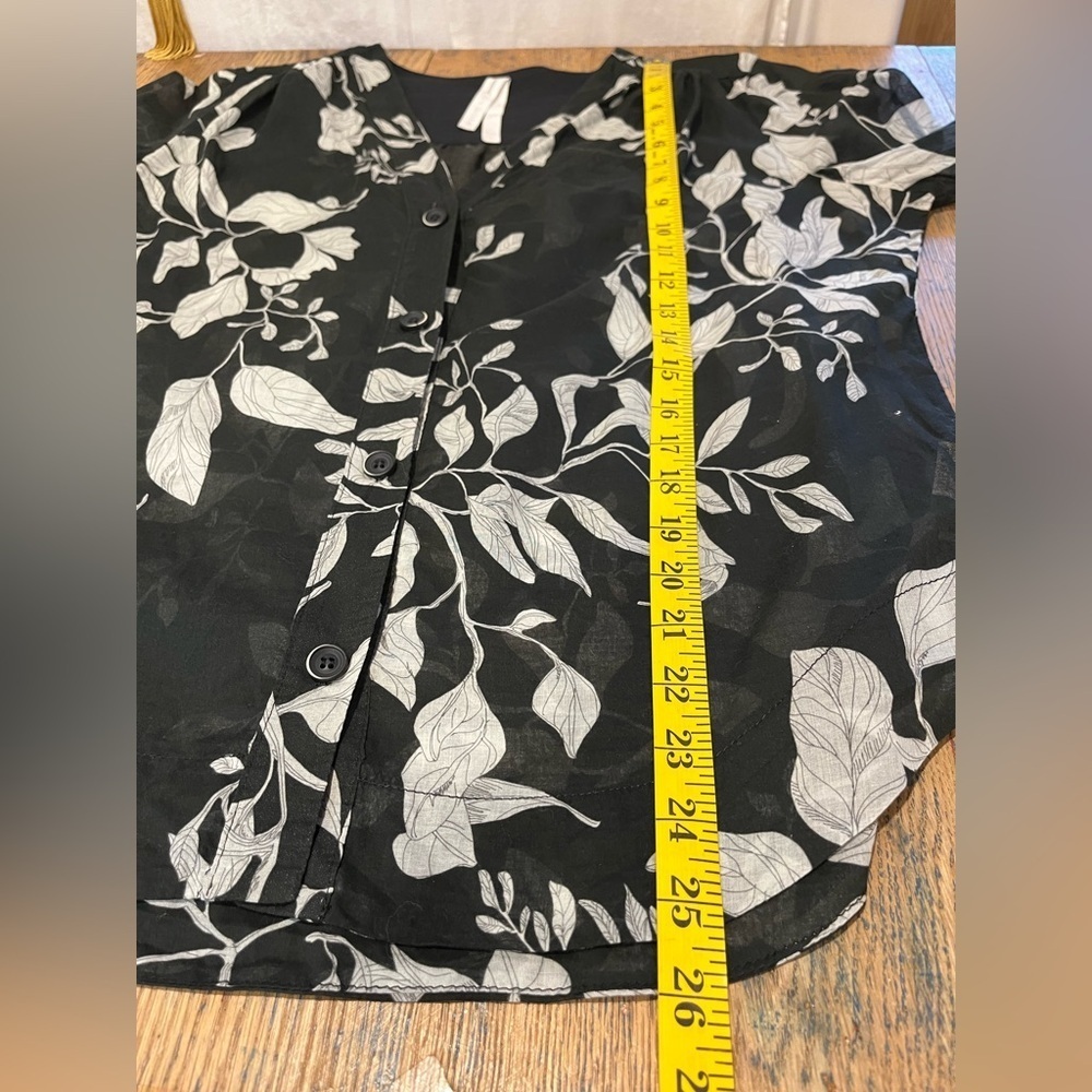 IRIS SETLAKWE – Black & White Floral Blouse 8 - Picture 8 of 9